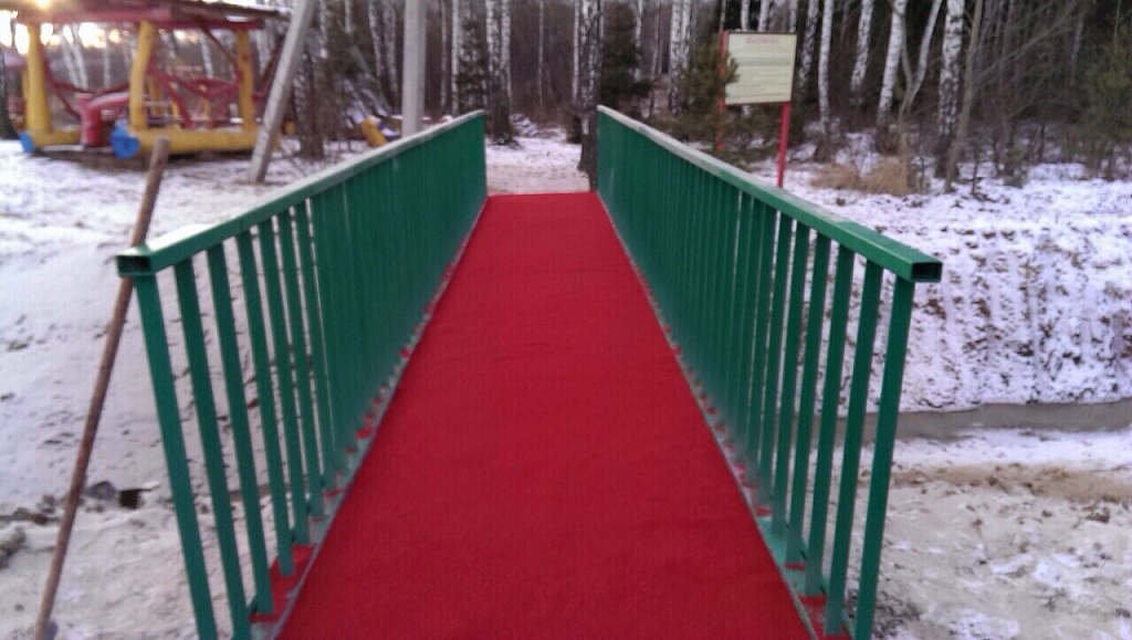 Пешеходный переход по трассе М4 через ручей в зоне отдыха
